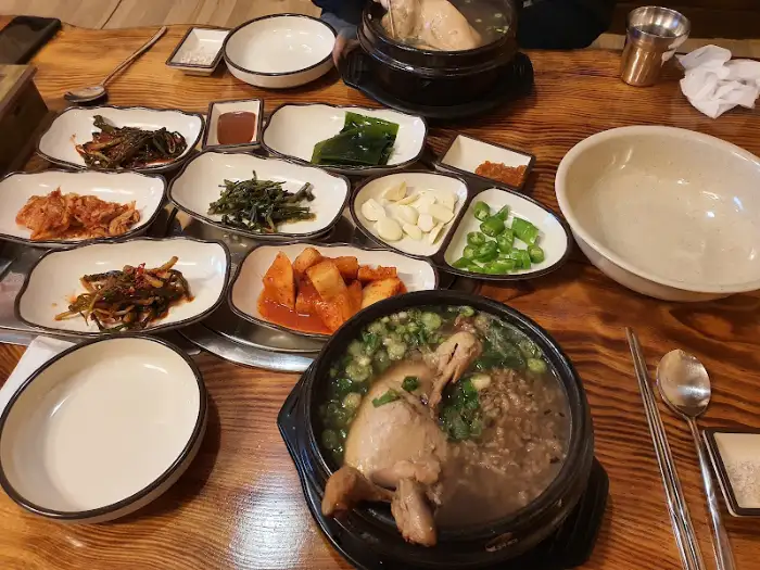 다양한 밑반찬과 삼계탕