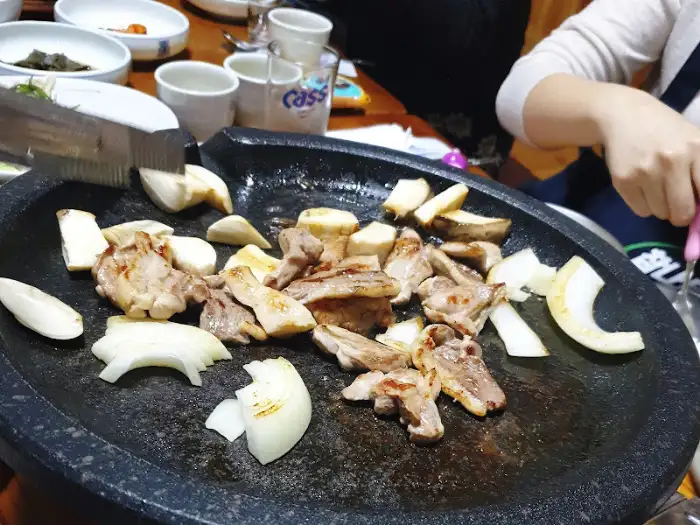 불판에 구워지는 고기와 채소