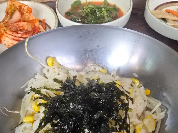 콩나물 비빔밥에 올라간 김가루와 콩나물