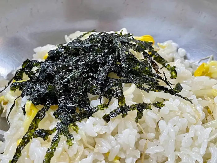 비벼진 콩나물 비빔밥 근접샷