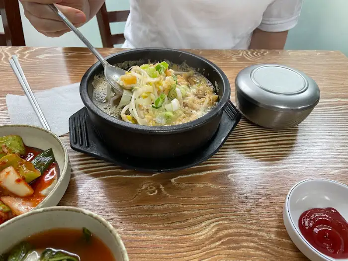 김이 모락모락 나는 콩나물 해장국
