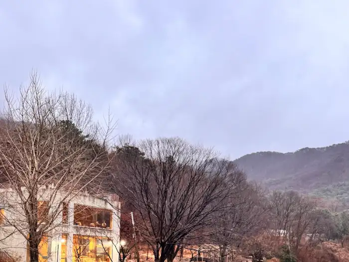 카페 건물의 외부 모습과 주변 풍경