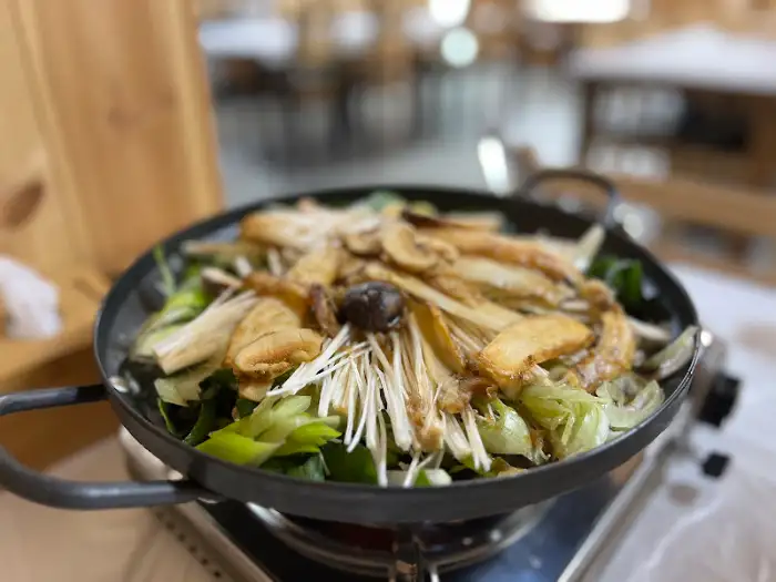 버섯과 채소가 풍성한 솥밥