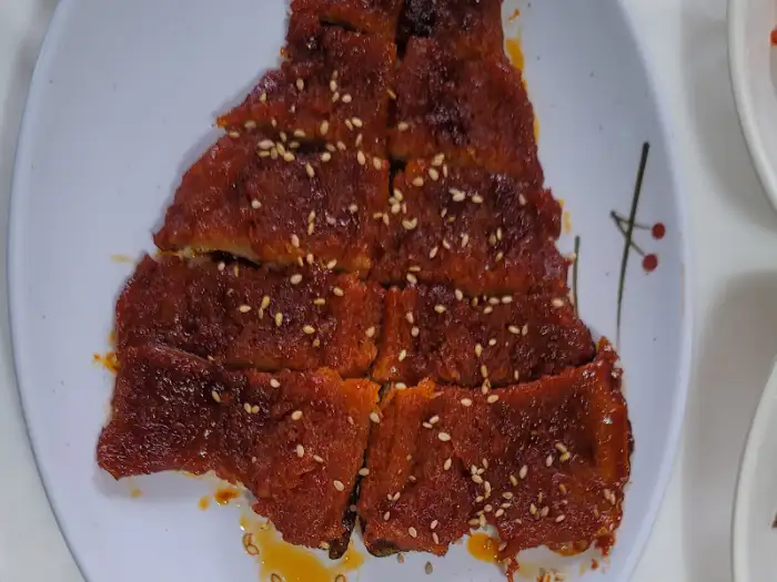 매콤해 보이는 불고기 요리