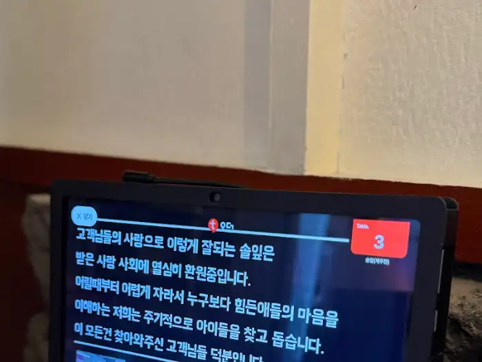 아이들의 그림이 걸려있는 벽면