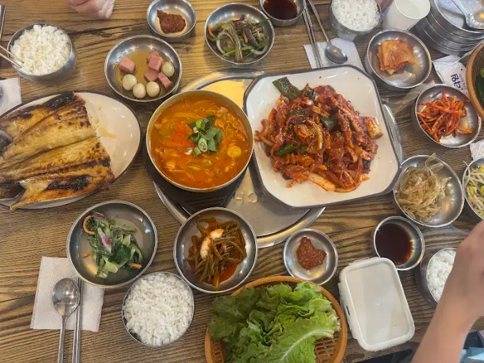 다양한 밑반찬과 메인 요리가 함께 차려진 한상차림