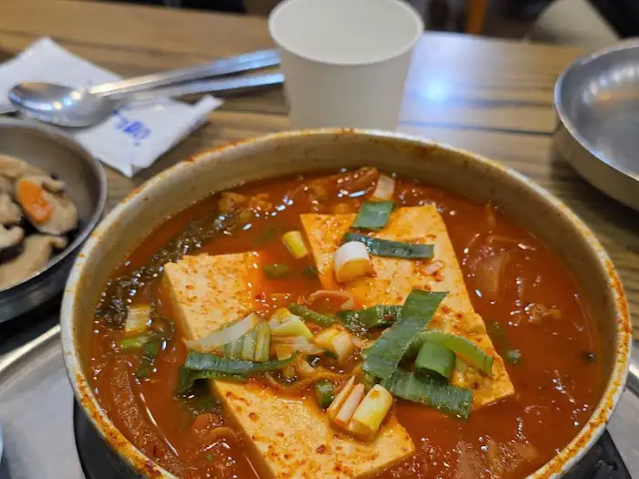 얼큰하고 진한 국물이 일품인 애호박찌개