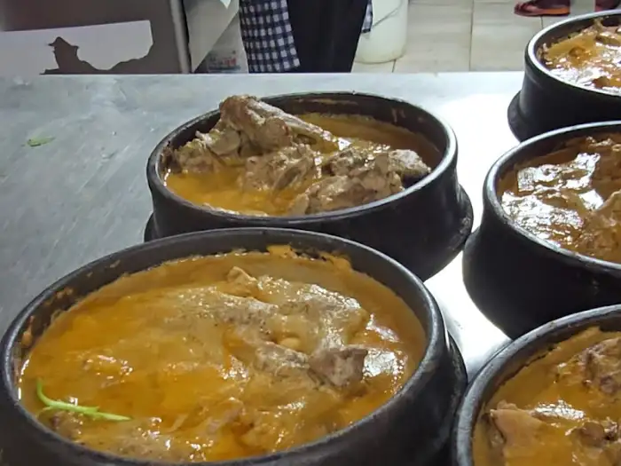 뚝배기에 담겨 나온 찜 요리