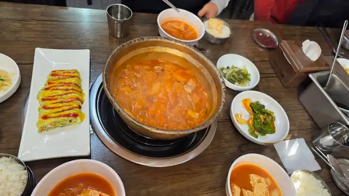 주문한 음식과 밑반찬들