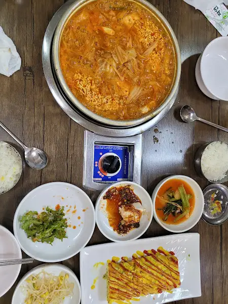 다른 각도에서 본 김치찌개