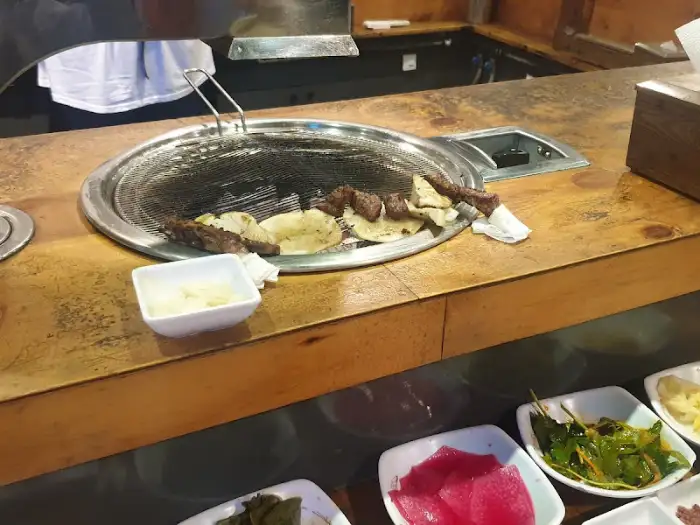 바 테이블에 놓인 그릴과 양갈비