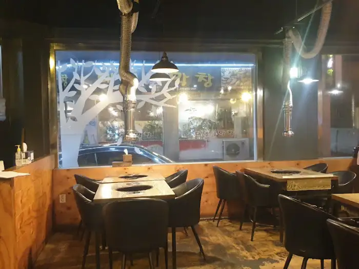 창밖 풍경과 내부 테이블