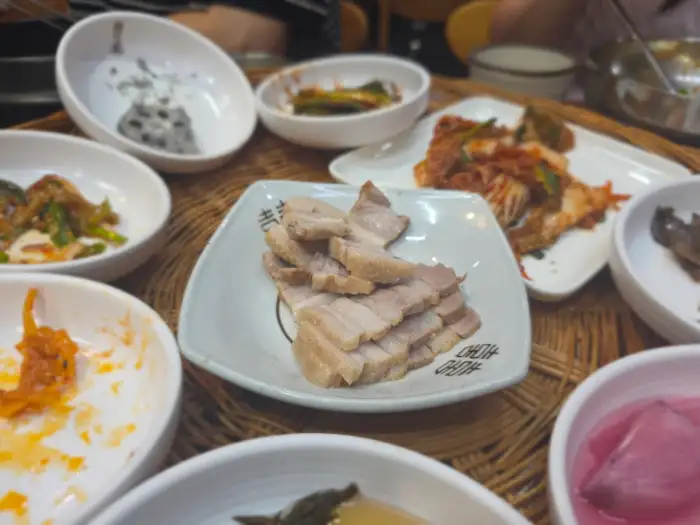 푸짐한 밑반찬과 수육