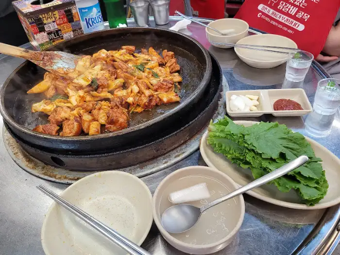 철판 닭갈비와 함께 나온 곁들임 찬들