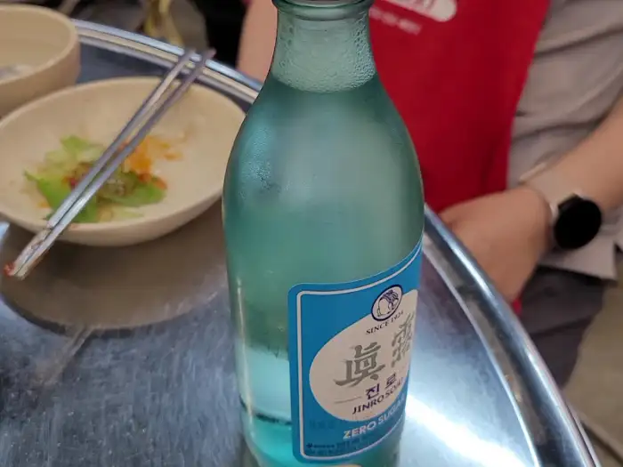 시원하게 마시는 소주 한 잔