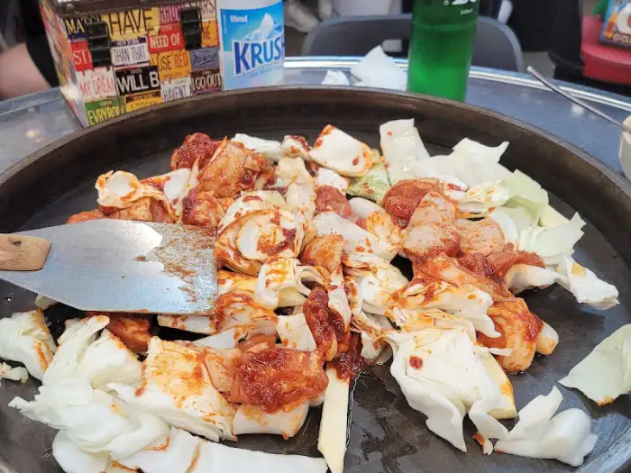 철판 위에 닭갈비가 익어가는 모습