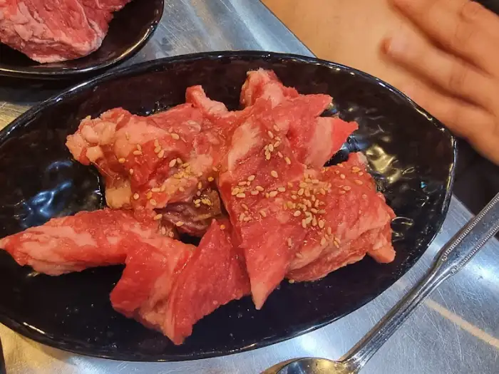 기본 찬으로 나온 신선한 고기