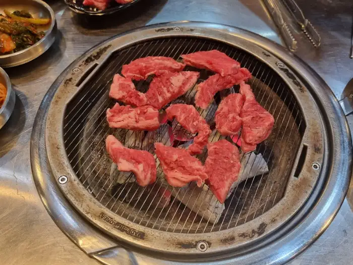 숯불 위에서 익어가는 소갈빗살