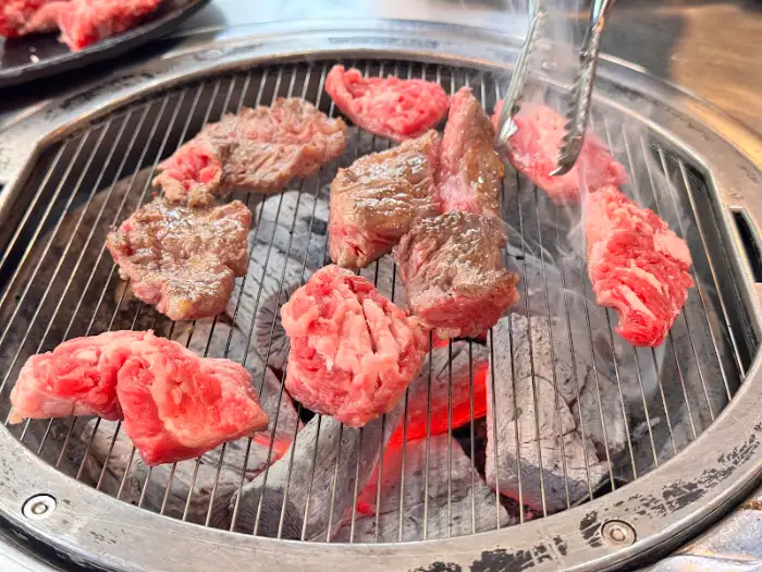 손님이 직접 고기를 굽는 모습