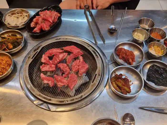 테이블에 차려진 다양한 음식들