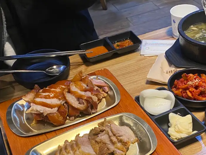 다양한 반찬과 함께 나오는 족발