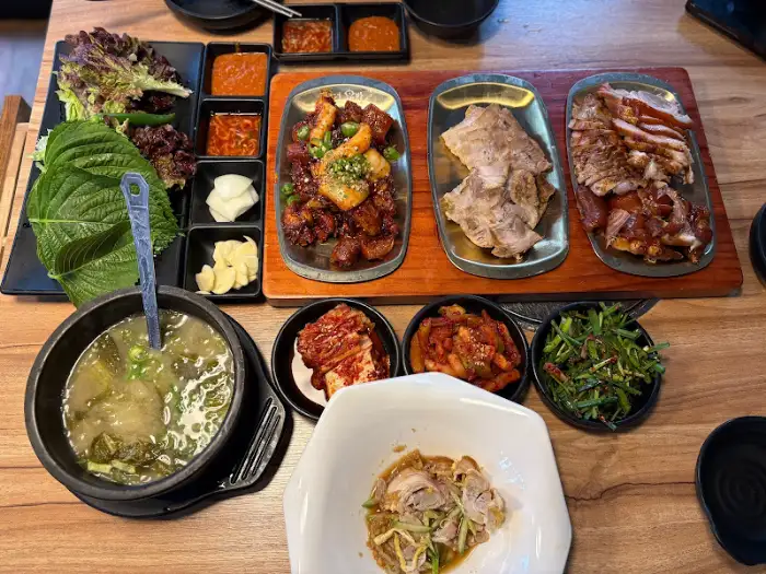 한상 가득 차려진 족발, 보쌈, 매운 족발 및 각종 반찬