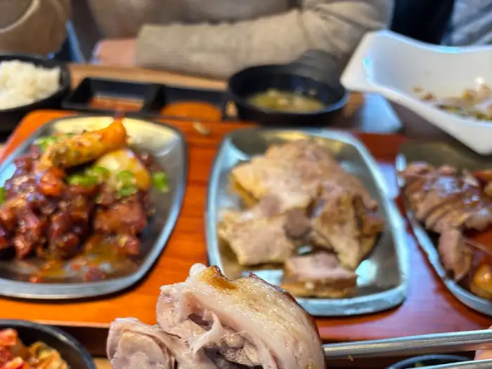 넓고 깔끔한 식당 내부 모습