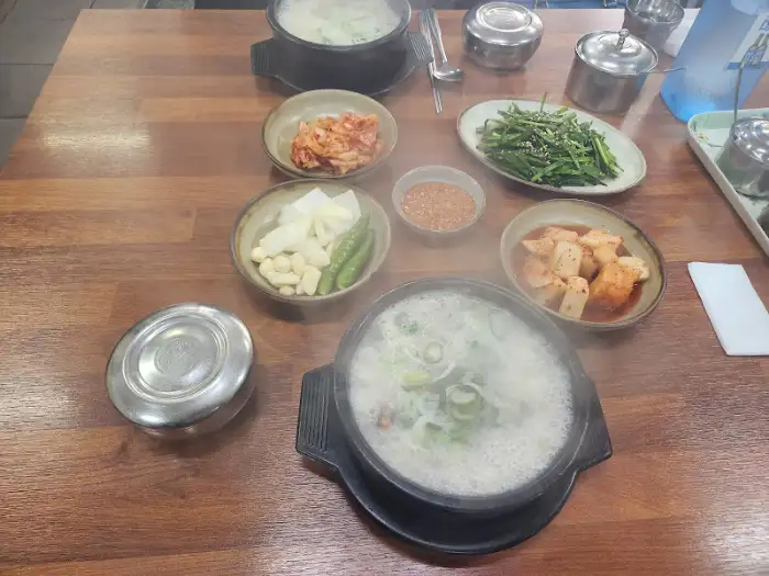테이블에 차려진 돼지국밥 한 상