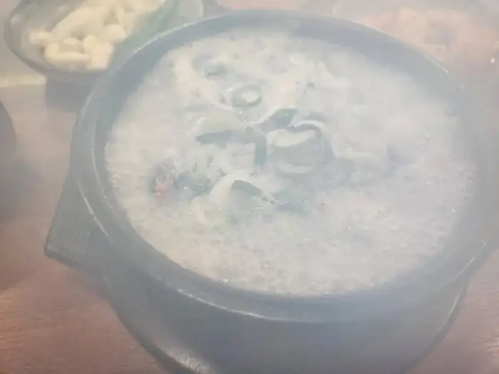 김이 나는 돼지국밥 클로즈업