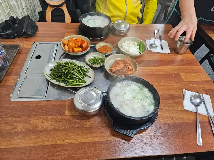 돼지국밥과 함께 나온 밑반찬들