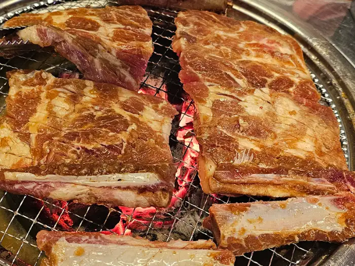 숯불 위에서 익어가는 갈비