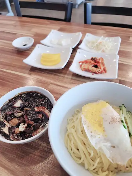짜장면과 곁들여 나오는 반찬
