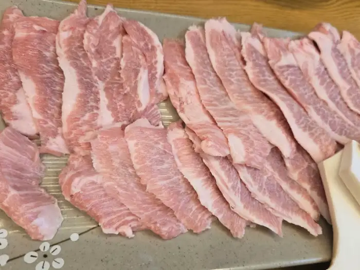 얇게 썬 항정살과 목살 조각들