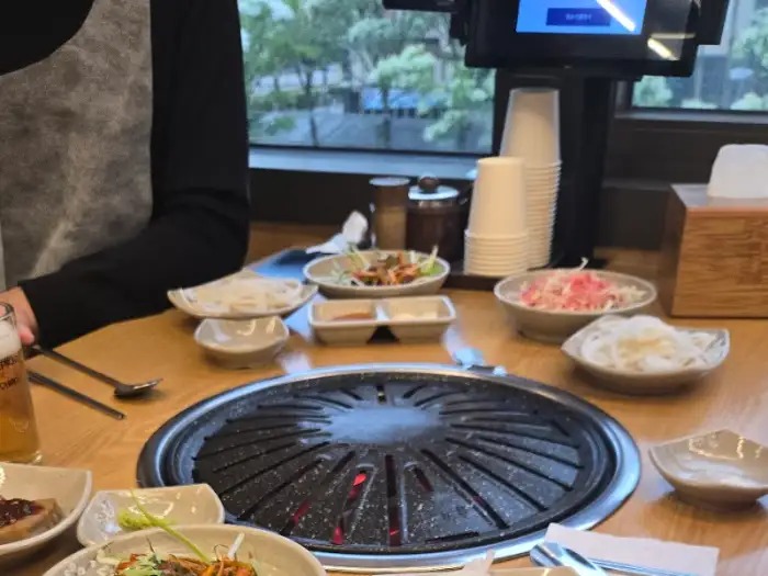 다양한 곁들임 찬과 함께 준비된 식탁