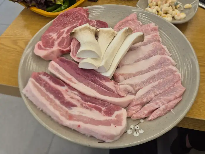 신선한 고기 모듬 플레이팅