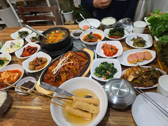 신선한 쌈 채소와 함께 제공되는 메인 요리