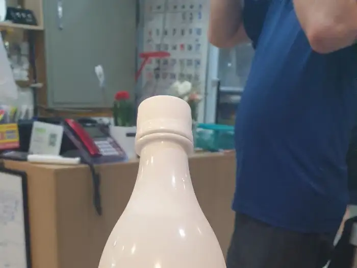 테이블에 놓인 주류 병과 숭늉 컵