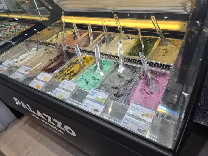 다양한 맛의 젤라또가 담긴 쇼케이스