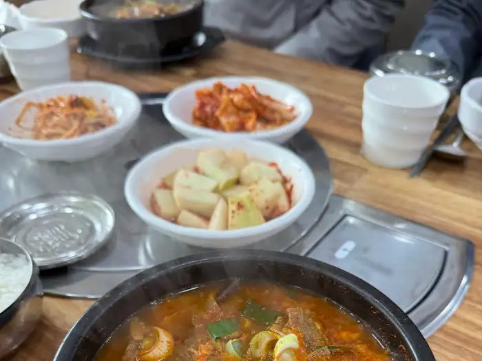 따뜻하게 끓고 있는 찌개와 곁들임 반찬