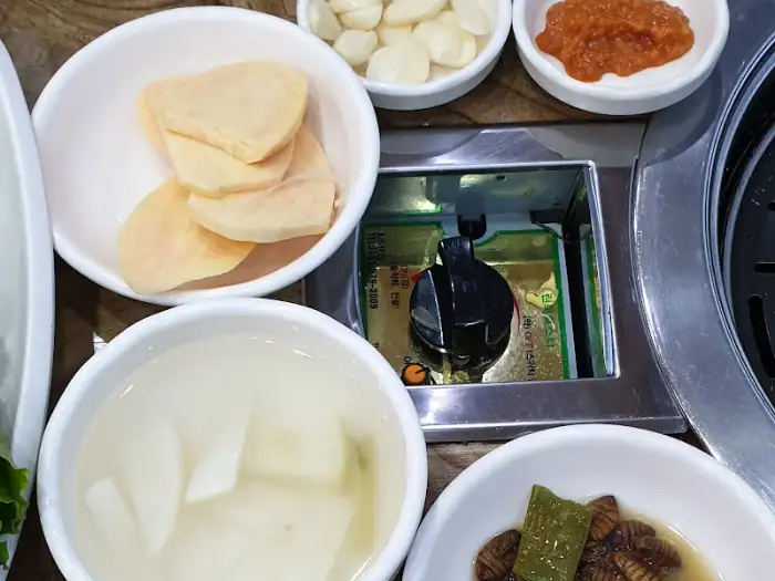 다양한 쌈 채소와 곁들임 재료