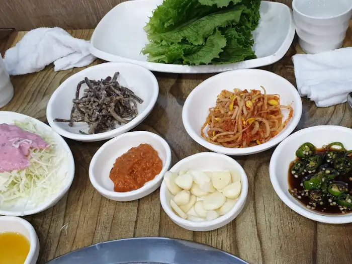 푸짐하게 차려진 한 상
