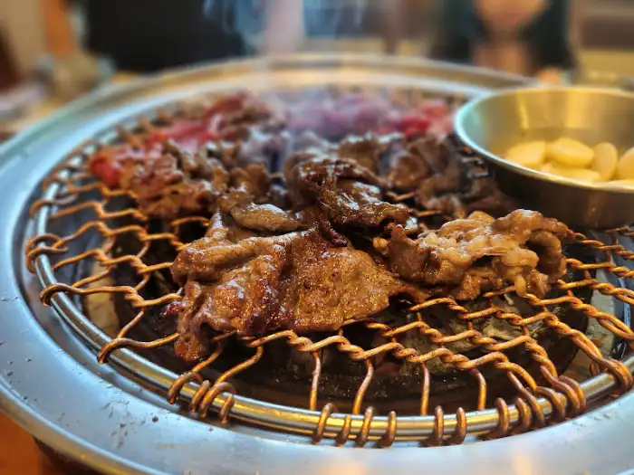불판 위에서 구워지는 광양불고기
