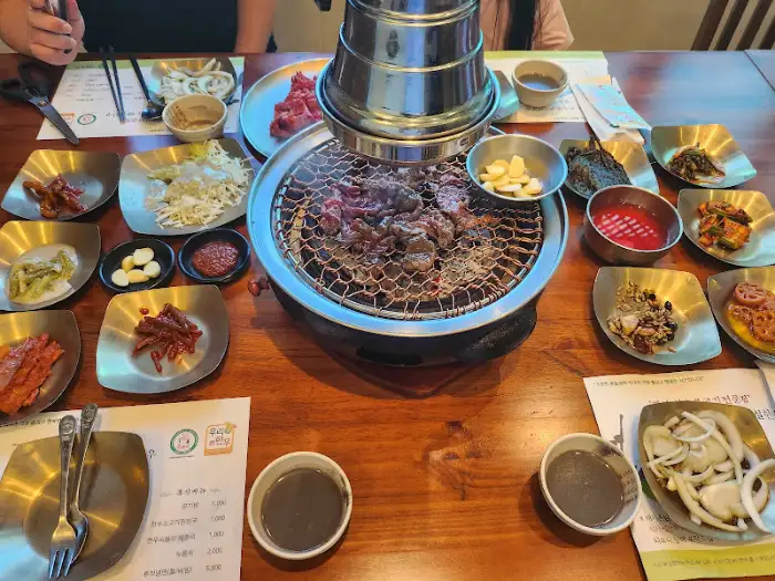 테이블 전체 모습, 불고기와 다양한 반찬
