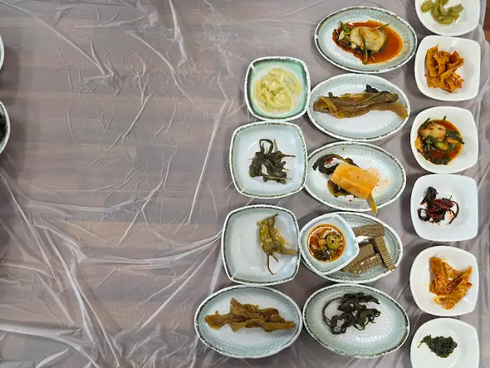 다양한 종류의 나물 반찬