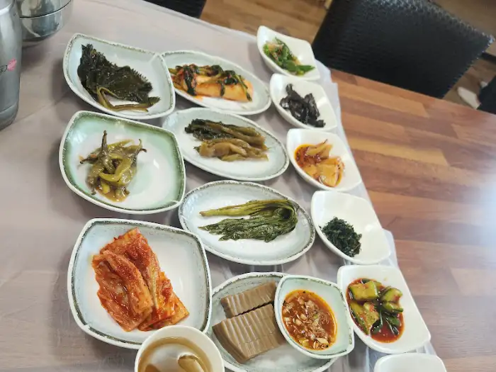 식탁 위에 차려진 나물과 밥
