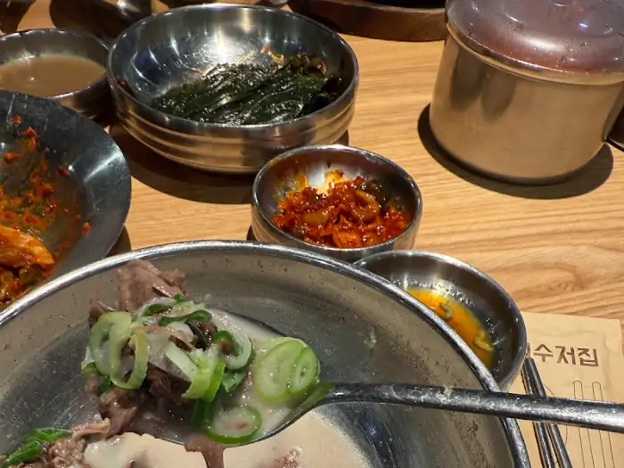 설렁탕 속 푸짐한 소고기와 파