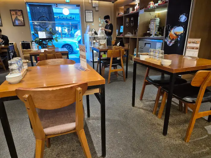 아늑한 식당 내부 전경