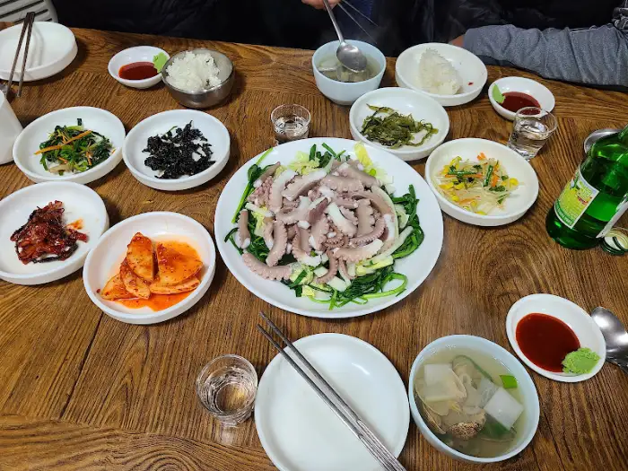 다양한 반찬과 낙지 볶음