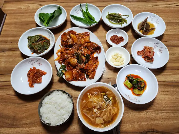 다양한 밑반찬과 함께 나온 제육 주물럭