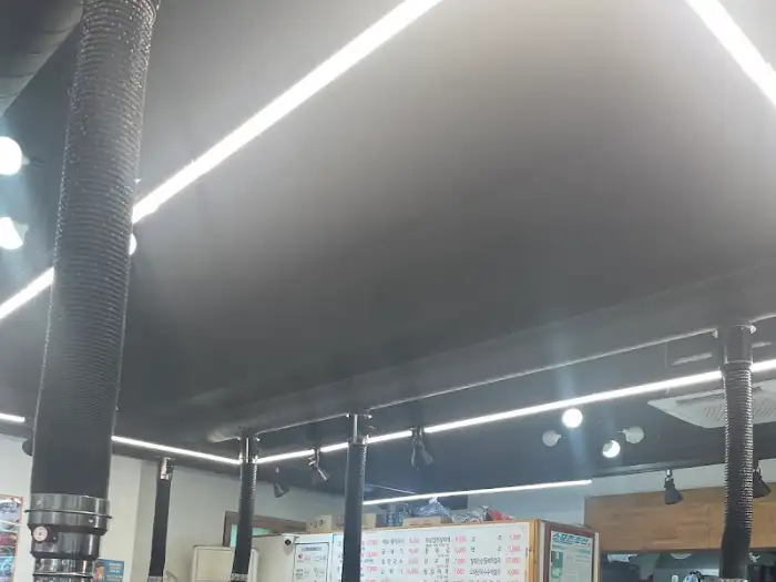 식당 내부의 조명과 환풍 시설